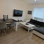 Iam 3 90 Qm 7 Betten Kueche Badezimmer Kraftraum 44 U شقة *