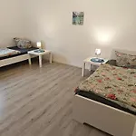 Iam 3 90 Qm 7 Betten Kueche Badezimmer Kraftraum 44 U شقة